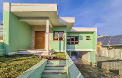 Imagem: A casa possui 3 Dormitórios, 3 Banheiros, 2 Vagas na garagem