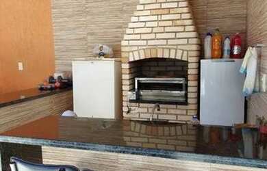 Imagem: A casa possui 3 Dormitórios, 2 Banheiros, 3 Vagas na garagem