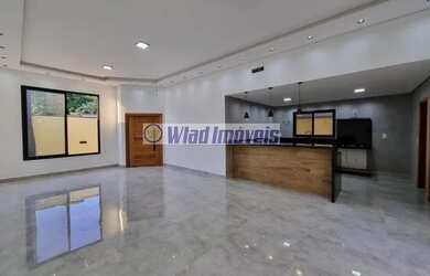 Imagem: A casa possui 3 Dormitórios, 2 Banheiros, 4 Vagas na garagem