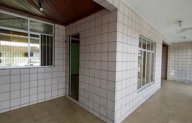 Imagem: A casa possui 3 Dormitórios, 2 Banheiros, 1 Vaga na garagem