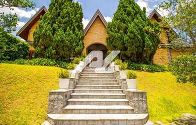 Imagem: A casa em condomínio possui 4 Dormitórios, 5 Banheiros, 5