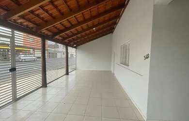 Imagem: A casa possui 3 Dormitórios, 2 Banheiros, 4 Vagas na garagem