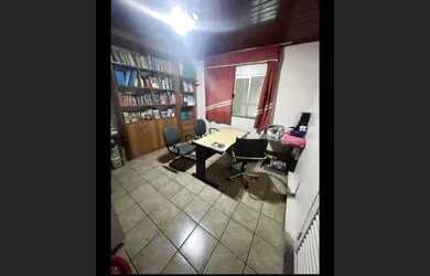 Imagem: A casa possui 4 Dormitórios, 4 Banheiros, 5 Vagas na garagem