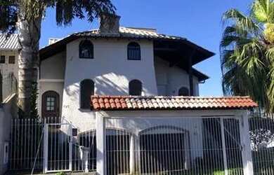 Imagem: A casa possui 4 Dormitórios, 5 Banheiros, 2 Vagas na garagem