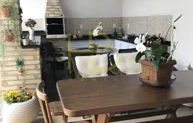 Imagem: A casa possui 3 Dormitórios, 3 Banheiros, 4 Vagas na garagem