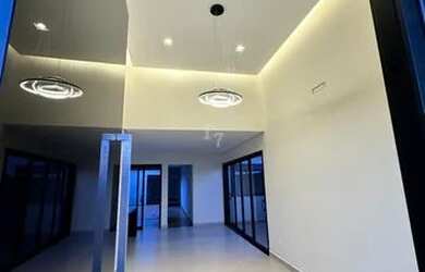 Imagem: A casa possui 3 Dormitórios, 3 Banheiros, 4 Vagas na garagem