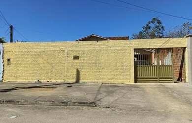 Imagem: A casa possui 2 Dormitórios, 3 Banheiros, 2 Vagas na garagem