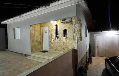 Imagem: A casa possui 3 Dormitórios, 2 Banheiros, 3 Vagas na garagem