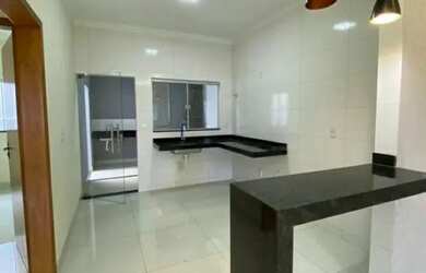 Imagem: A casa possui 3 Dormitórios, 1 Banheiro, 2 Vagas na garagem