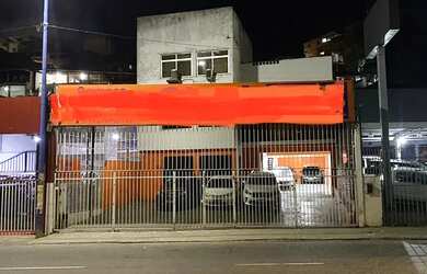 Imagem: O depósito possui 5 Vagas na garagem e 300m² de Área e está