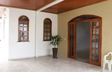 Imagem: A casa possui 3 Dormitórios, 2 Banheiros e está localizado