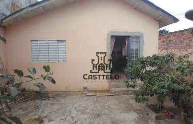 Imagem: A casa possui 4 Dormitórios, 2 Banheiros, 2 Vagas na garagem