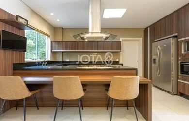 Imagem: A casa possui 4 Dormitórios, 3 Banheiros, 3 Vagas na garagem