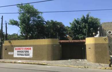 Imagem: A casa possui 5 Dormitórios, 4 Banheiros, 5 Vagas na garagem