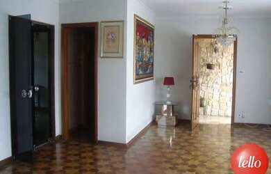 Imagem: A casa possui 3 Dormitórios, 2 Banheiros, 5 Vagas na garagem