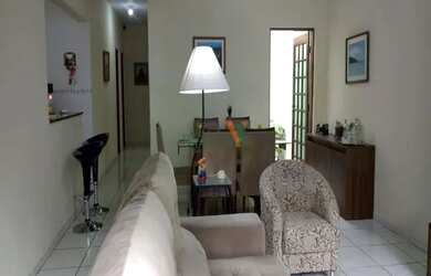 Imagem: A casa possui 3 Dormitórios, 2 Banheiros, 2 Vagas na garagem