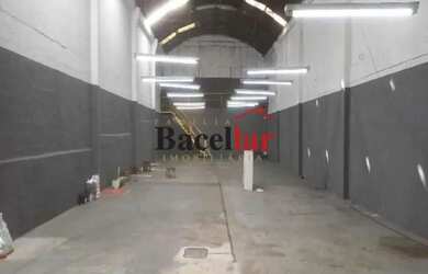 Imagem: O depósito possui 2 Vagas na garagem e 471m² de Área e está