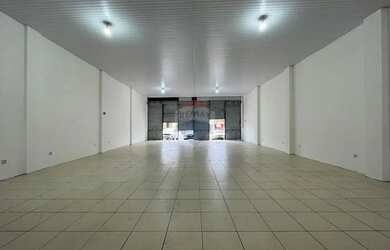 Imagem: O depósito possui 4 Vagas na garagem, 285m² de Área e está