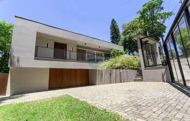 Imagem: A casa possui 3 Dormitórios, 5 Banheiros, 2 Vagas na garagem