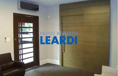 Imagem: O depósito possui 5 Vagas na garagem, 750m² de Área e está