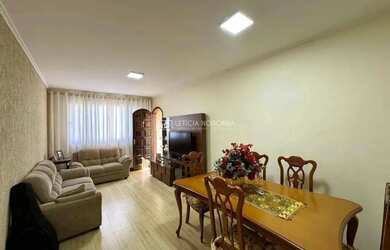 Imagem: A casa possui 4 Dormitórios, 3 Banheiros, 2 Vagas na garagem