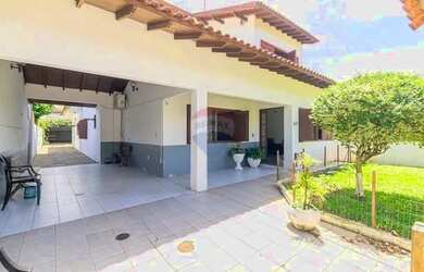 Imagem: A casa possui 4 Dormitórios, 3 Banheiros, 4 Vagas na garagem