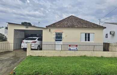 Imagem: A casa possui 3 Dormitórios, 1 Banheiro, 2 Vagas na garagem