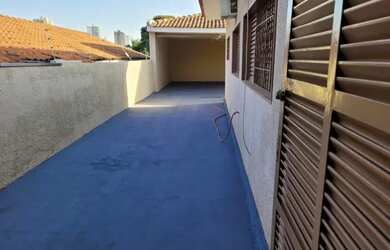 Imagem: A casa possui 4 Dormitórios, 5 Banheiros, 4 Vagas na garagem