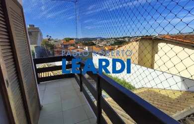 Imagem: A casa possui 4 Dormitórios, 3 Banheiros, 4 Vagas na garagem