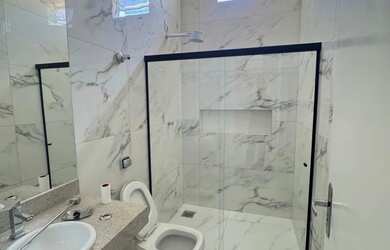 Imagem: A casa possui 3 Dormitórios, 1 Banheiro, 2 Vagas na garagem