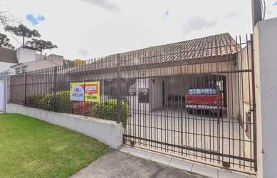 Imagem: A casa possui 3 Dormitórios, 2 Banheiros, 4 Vagas na garagem