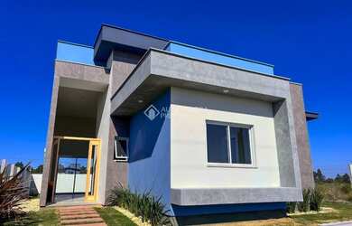 Imagem: A casa possui 3 Dormitórios, 2 Banheiros, 2 Vagas na garagem