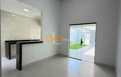 Imagem: A casa possui 3 Dormitórios, 2 Banheiros, 1 Vaga na garagem