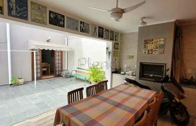 Imagem: A casa possui 3 Dormitórios, 3 Banheiros, 3 Vagas na garagem