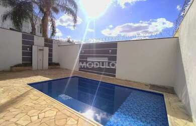 Imagem: A casa possui 3 Dormitórios, 5 Banheiros, 4 Vagas na garagem