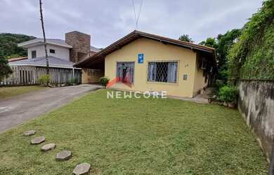 Imagem: A casa possui 3 Dormitórios, 1 Banheiro, 1 Vaga na garagem