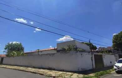 Imagem: A casa possui 3 Dormitórios, 1 Banheiro, 2 Vagas na garagem