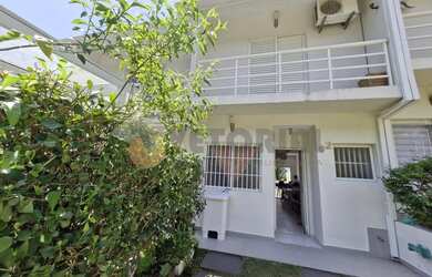 Imagem: A casa em condomínio à venda possui 3 Dormitórios, 2 Banheiros