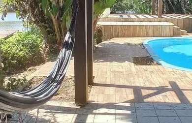 Imagem: A casa possui 4 Dormitórios, 5 Banheiros, 4 Vagas na garagem