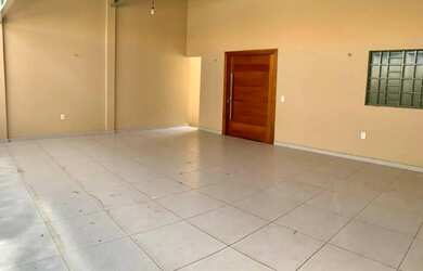 Imagem: A casa possui 3 Dormitórios, 2 Banheiros, 2 Vagas na garagem