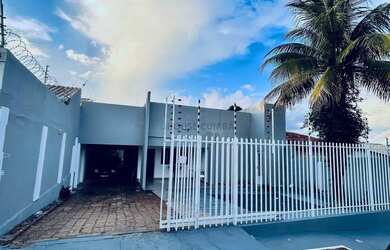 Imagem: A casa possui 3 Dormitórios, 4 Banheiros, 3 Vagas na garagem