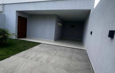 Imagem: A casa possui 3 Dormitórios, 2 Banheiros, 2 Vagas na garagem