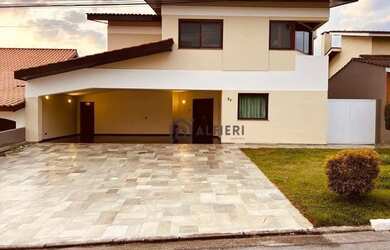 Imagem: A casa em condomínio possui 4 Dormitórios, 5 Banheiros, 4