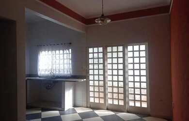 Imagem: A casa possui 3 Dormitórios, 2 Banheiros, 2 Vagas na garagem