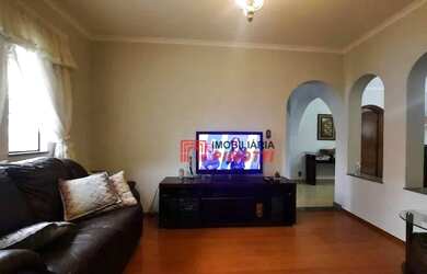 Imagem: A casa possui 4 Dormitórios, 4 Banheiros, 5 Vagas na garagem