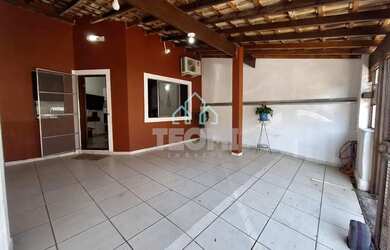 Imagem: A casa possui 3 Dormitórios, 2 Banheiros, 2 Vagas na garagem