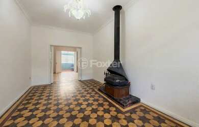 Imagem: A casa possui 4 Dormitórios, 5 Banheiros, 2 Vagas na garagem