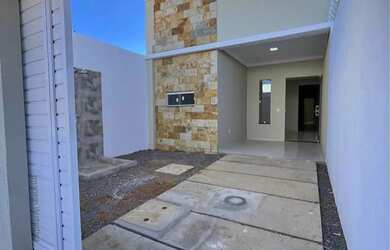 Imagem: A casa possui 2 Dormitórios, 2 Banheiros, 2 Vagas na garagem