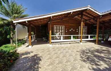 Imagem: A casa possui 4 Dormitórios, 2 Banheiros, 4 Vagas na garagem