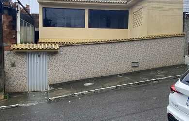 Imagem: A casa possui 3 Dormitórios, 3 Banheiros e 187m² de Área